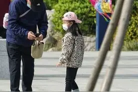 气温回升，市民走进公园享受春天图片