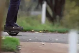 警示｜骑平衡车上路，被罚了图片