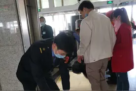 暖心！盲人旅客在济宁火车站乘车 工作人员温情相助图片