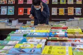 进入4月开学季，课外书开始走俏长沙书店图片