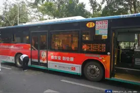 深圳一公交车行驶过程中爆胎，推测为轮胎嵌入石头和高温所致图片