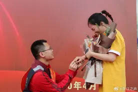 援鄂医疗队回家 小伙儿现场求婚女友图片