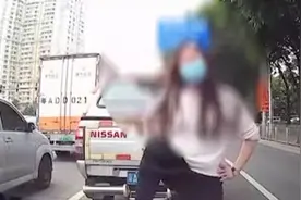 女子被超车后瞬间暴怒 脚踩对方引擎盖当街开怼……图片
