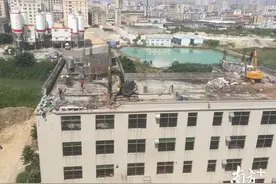 挖掘机上天台拆楼！汕头潮阳加快打通进出站路“最后一公里”图片