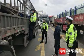 半挂车拖着10吨危化品上路，交警一查没资质图片