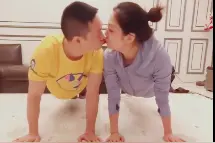 深夜狗粮！杨云晒与杨威健身视频 亲亲互动很默契图片