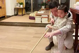 下一任台球天后？丁俊晖教一岁女儿拿球杆图片