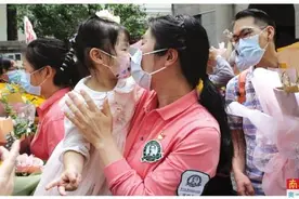 打赢了怪兽“奥特曼爸爸”回来了图片