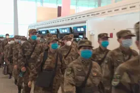 军报评援鄂部队辞别武汉：有一种凯旋叫悄然撤离图片