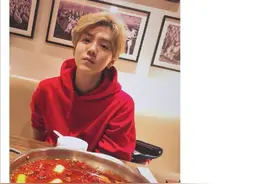 鹿晗30岁啦！与女友关晓彤吃火锅庆生图片