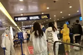 留学生记录乘包机回国：骄傲我是中国人视频封面