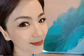 刘涛微博庆祝出道20周年 嘟嘴卖萌与蛋糕合影图片