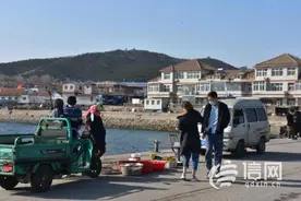琅琊码头市民抢购海鲜 渔民：能出海就有收入图片