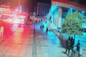 男子持刀欲轻生，郑州特警背后包抄徒手夺刀图片