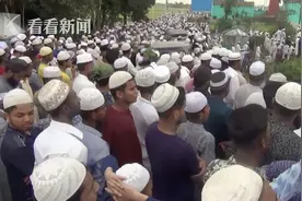 孟加拉10万人不顾禁令参加葬礼 几乎没人戴口罩图片