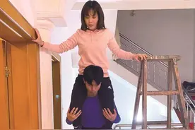 武汉高三体育生在家就地取材特训三个月：把爹妈扛上肩头 深蹲才够给力图片