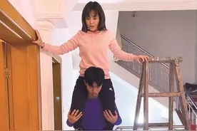 武汉高三体育生在家就地取材特训三个月：把爹妈扛上肩头 深蹲才够给力图片