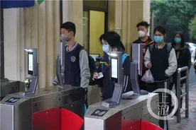 教室单人单座 吃饭分区就餐 初、高三学生开学第一天这么过图片