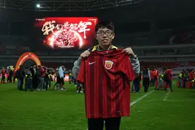 「球迷谱」有幸记录上港夺冠时刻，唐晓蒙最爱球员是魏震图片