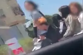 一辆摩托载4名女子游玩“最成功男人”被拘15天图片
