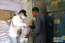 “兄弟有难自当伸出援手”——爱心物资助力巴基斯坦贫困家庭渡难关图片