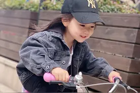 董璇女儿小酒窝化身元气少女 骑粉红色车车又甜又A镜头感满分图片