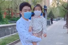 教上了～丁俊晖教一岁女儿打台球图片