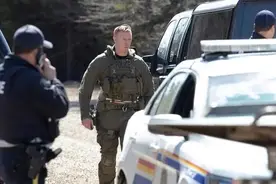 他假冒警察枪杀16人，制造加拿大最惨枪击案！却从小想当真警察图片