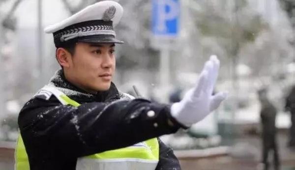 交通手势教学（交警指挥手势动图交通标线标志图解大全）