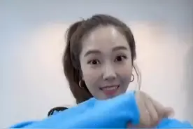 郑秀妍穿亮蓝色卫衣热舞 扎高马尾妆容粉嫩活力满分图片