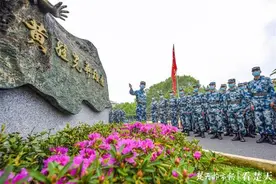 向黄继光铜像宣誓！驻鄂空降兵某旅组织新兵入营宣誓仪式图片