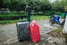 武汉富士康工厂，不少求职者冒雨排队面试图片