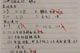 一边是二宝、一边是手机，生完二胎的她坚持给学生辅导作业图片