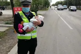 正能量 | 执勤中，交警怀里抱着不满一周岁的婴儿……图片