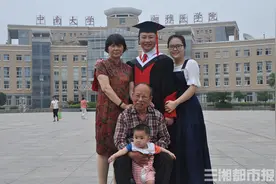 硬汉柔情，想带71岁的父亲去北京看升国旗图片