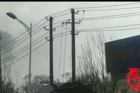 雨天高压线爆燃！冰城的哥及时报警并疏导行人车辆图片
