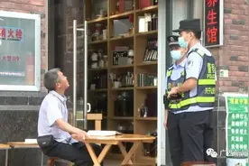 女童从家中扔下好几个“救命”石头 吓坏楼下男子图片