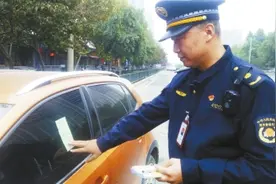 郑州城管贴条数量下降至高峰时四分之一图片