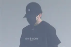 蔡徐坤全黑look低调出行难挡帅气 头小腿长身材比例优越图片