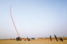 霸气放飞大风筝带人升空图片