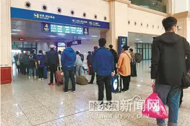 候车大厅分散坐 排队间距1米半图片