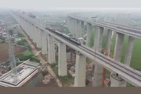 通沪铁路首部检测列车驶过长江大桥视频封面