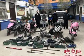 两男子戴口罩疯狂盗窃电动车电瓶图片