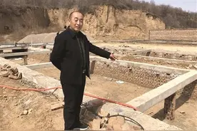 建羊舍学技术　小村百姓忙图片