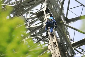 百米高空云端漫步 为特高压线路“体检”图片