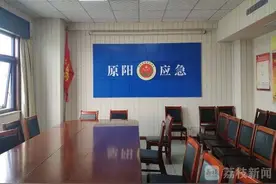 河南被埋男童救援复盘：官方两三百人到场 一台挖掘机作业图片