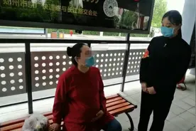 孕妇手拿苹果的袋子破了滑了一跤 众人出手相助图片
