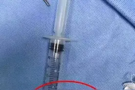 2岁宝宝吃花生米被呛，险被家长奇葩操作害死！黄金5分钟该怎么急救？图片