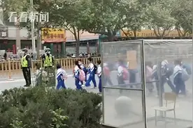 别样“慰问”！校门口小学生们唱起这首歌……民警哭了图片