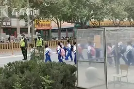别样“慰问”！校门口小学生们唱起这首歌……民警哭了图片